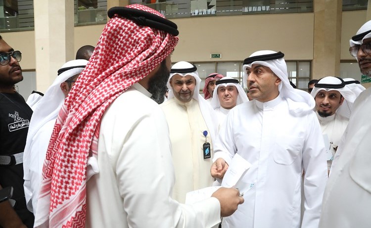 الوزير علي الموسى متحدثا مع الموظفين لتوضيح حرص الوزارة على تلبية طلباتهم المستحقة(زين علام)