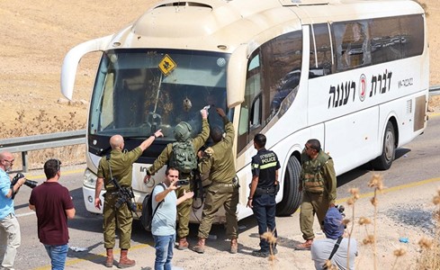 جرحى في إطلاق نار على حافلة إسرائيلية بـ «غور الأردن» واعتقال مشتبهين اثنين
