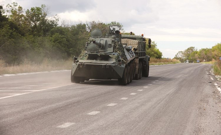 آلية عسكرية أوكرانية قرب خطوط المواجهة الأمامية في دونيتسك شرقي البلاد أمس	(رويترز)
