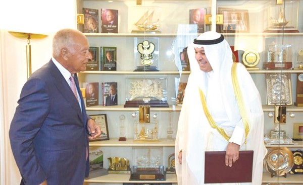 السفير غانم الغانم يقدم أوراق اعتماده مندوبا دائما للكويت لدى جامعة الدول العربية