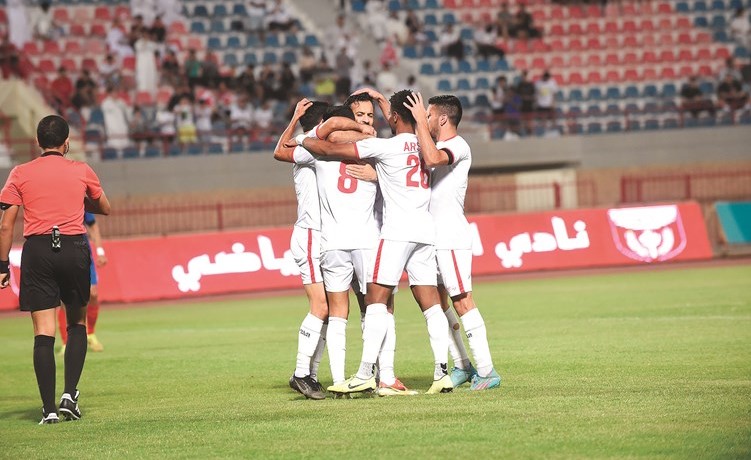 لاعبو الكويت يرفعون درجة تركيزهم قبل لقاء العربي	 (متين غوزال)