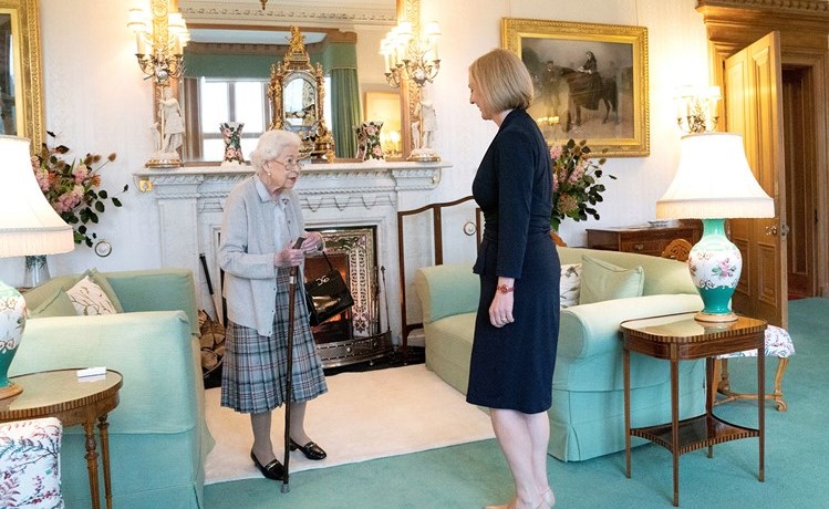 رئيسة الوزراء البريطانية الجديدة ليز تراس خلال استقبال الملكة اليزابيث الثانية لها وتكليفها رسميا بتشكيل الحكومة أمس		 (رويترز)