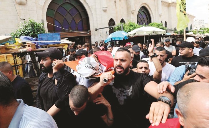 فلسطينيون يشيعون جثمان محمد سباعنة الذي قتل برصاص الاحتلال أمس	 	 (وكالة وفا)