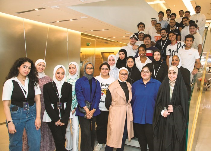 مجموعة من طلبة مبادرة الكويت تبرمج