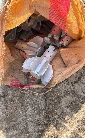 من الأسلحة المضبوطة التي تم العثور عليها خلال إزالة جاخور من قبل بلدية الكويت