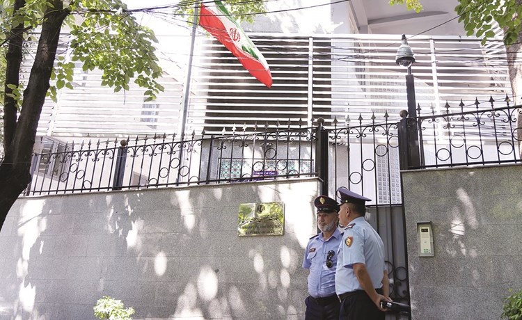 رجلا امن يحرسان مقر السفارة الايرانية في تيرانا بعد قطع البانيا علاقاتها الديبلوماسية مع طهران أمس(رويترز)