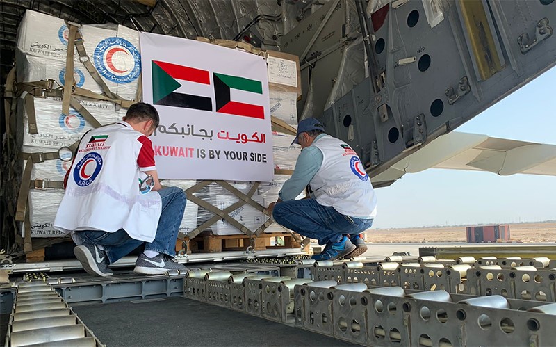 الهلال الأحمر إقلاع طائرة إغاثة محملة بـ 40