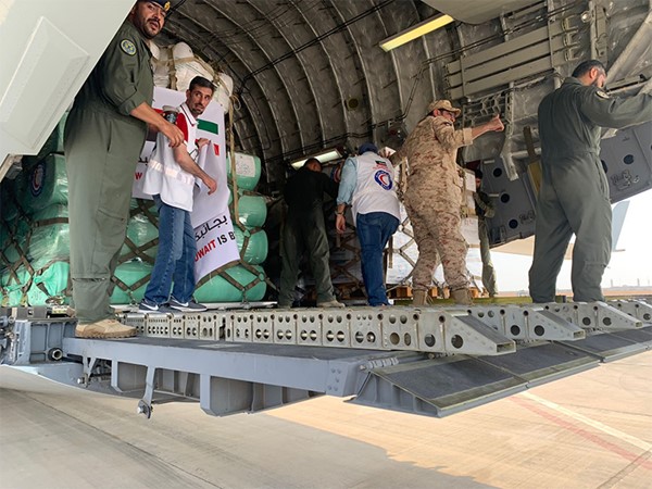 الهلال الأحمر إقلاع طائرة إغاثة محملة بـ 40
