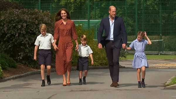 بالفيديو.. الأمير ويليام وزوجته كايت يصطحبان أطفالهما إلى مدرستهم الجديدة