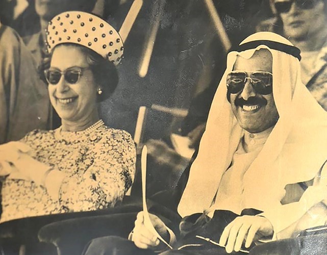 صاحب السمو الشيخ محمد بن راشد والملكة إليزابيث خلال إزاحة الستار عن النصب التذكاري في متحف الشيخ زايد