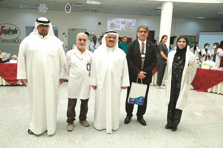مدير مستشفى العلاج الطبيعي وعدد من المشاركين في المعرض المصاحب