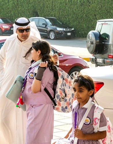 فرحة الطلبة وأولياء الأمور بالعودة للمدرسة