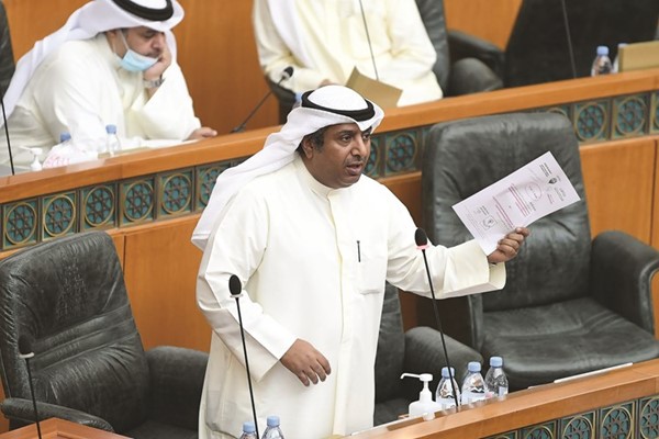 د.بدر الملا متحدثا في جلسة سابقة
