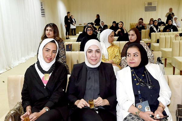 بعض ناخبات الدائرة الثانية في المقر الانتخابي لثامر العنزي