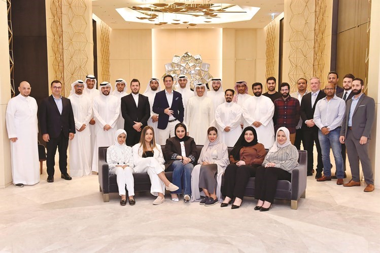 عبدالله التويجري في لقطة جماعية مع أصحاب المشاريع