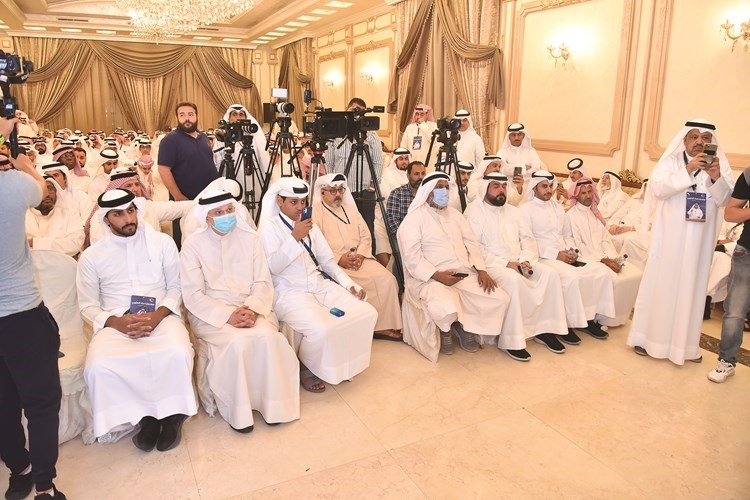 الحضور يستمعون إلى كلمة سعدون حماد