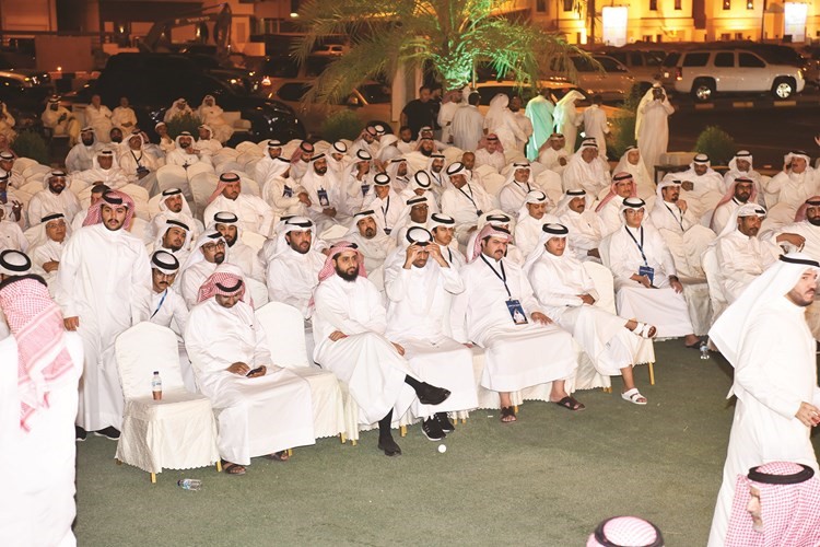 جانب من الحضور خارج المقر الانتخابي