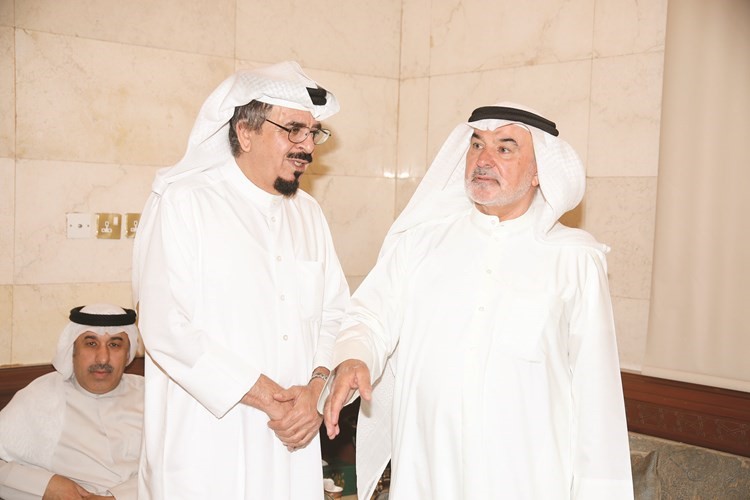 صالح عاشور مرحبا بأحد الناخبين
