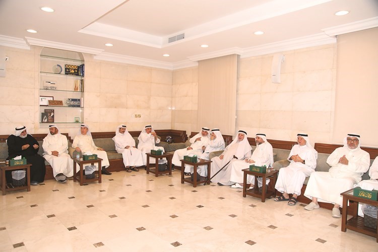 النائب السابق صالح عاشور متوسطا عددا من ناخبي الدائرة الأولى	(ريليش كومار)