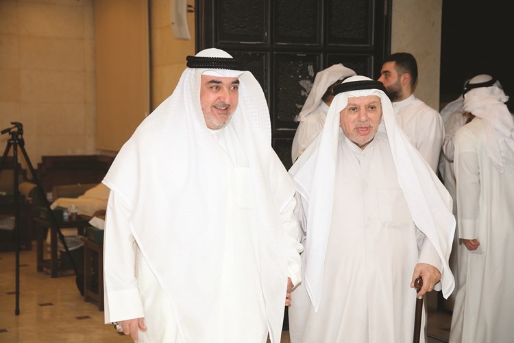 محمد عاشور مرحبا بأحد كبار السن