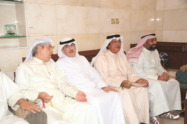 أبناء الدائرة الأولى في مقر عاشور