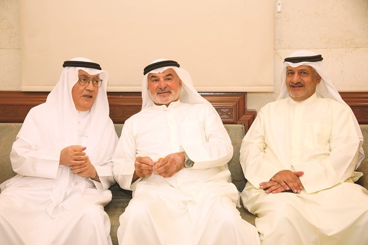صالح عاشور متوسطا بعض الحضور