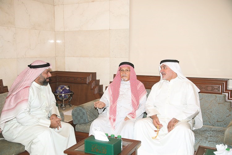 صالح عاشور متحدثا إلى ناخبين من الدائرة
