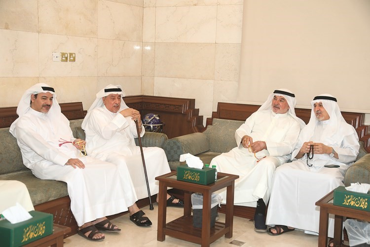 عاشور مع بعض الناخبين