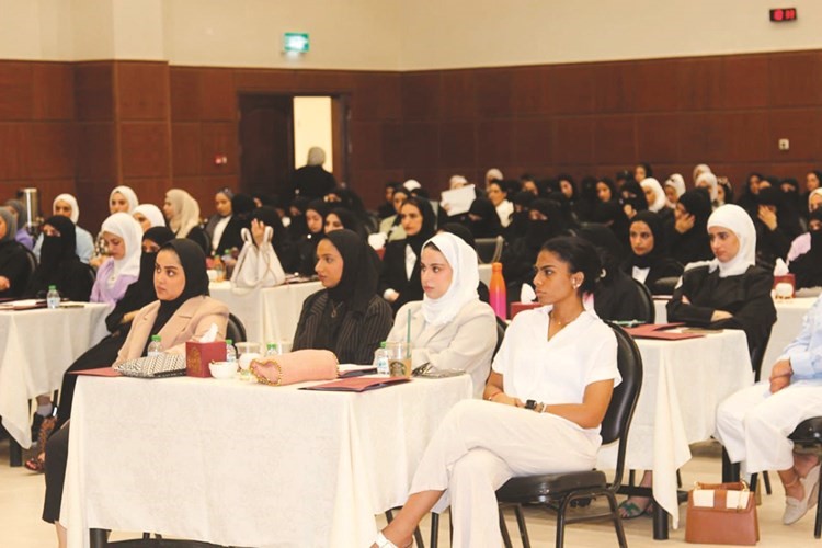 عدد من المعلمات
