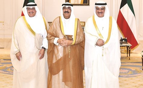 سمو نائب الأمير وولي العهد خلال استقباله المستشار جمال الجلاوي والمستشار سعد الصفران