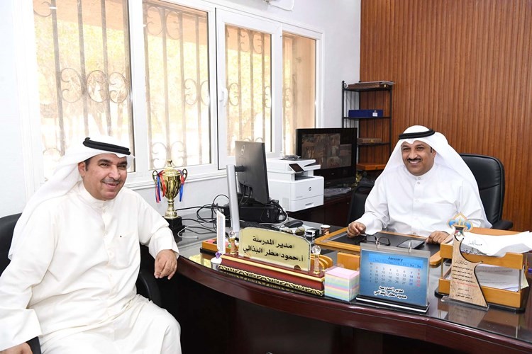 مدير مدرسة الدوحة الابتدائية للبنين حمود البذالي مستقبلا الزميل عبدالعزيز الفضلي(قاسم باشا)