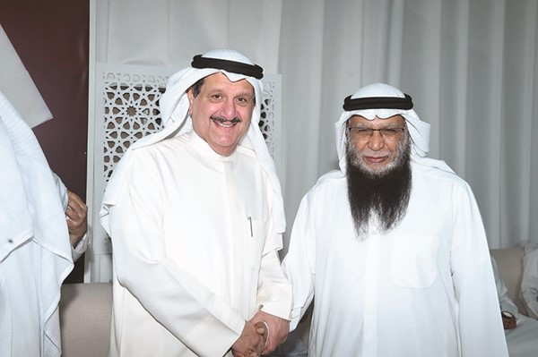 عيس الكندري مع أحد الحضور