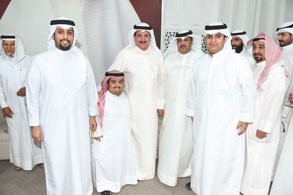 وزير الأوقاف والشؤون الإسلامية النائب السابق مرشح الدائرة الأولى عيسى الكندري مع أبناء الدائرة