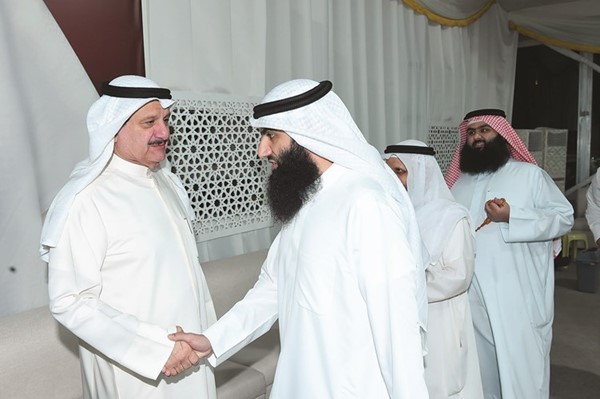عيسى الكندري خلال استقباله احد الناخبين