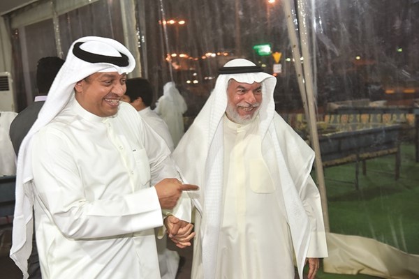 مرشح الدائرة الثانية النائب السابق أ. د.حمد المطير متوسطا أبناء الدائرة
