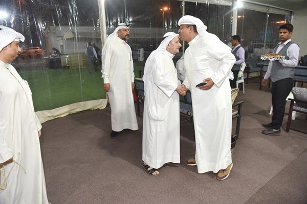 أ. د. حمد المطر مقبلا رأس أحد كبار السن