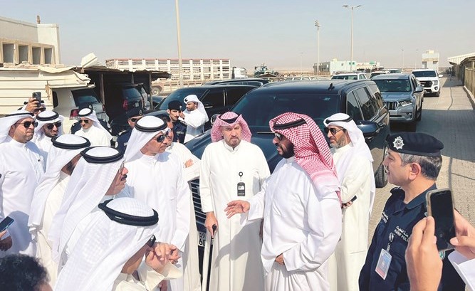 وزير الداخلية بالوكالة الشيخ طلال الخالد لدى تفقد ميناء الدوحة