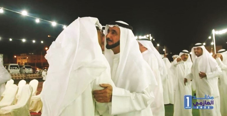  ويرحب بأحد الناخبين في المقر الانتخابي