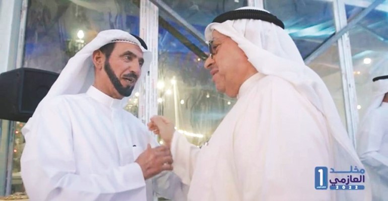  ويرحب بأحد الناخبين
