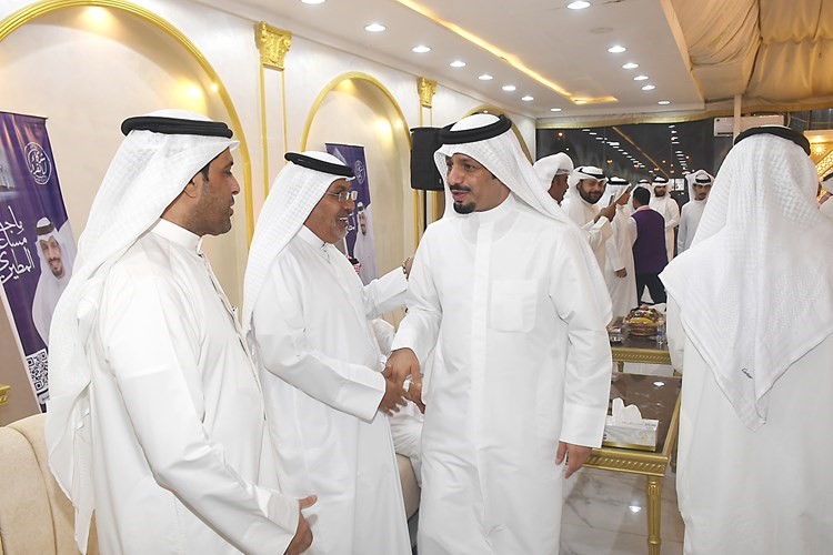 ماجد المطيري مع بعض أبناء الدائرة