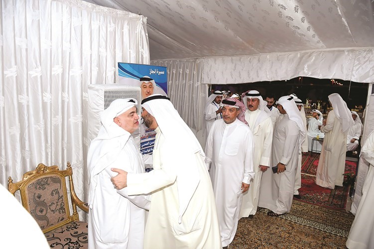 خليل الصالح خلال استقباله الناخبين