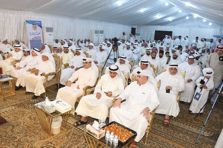 الحضور يتابعون حديث خليل الصالح