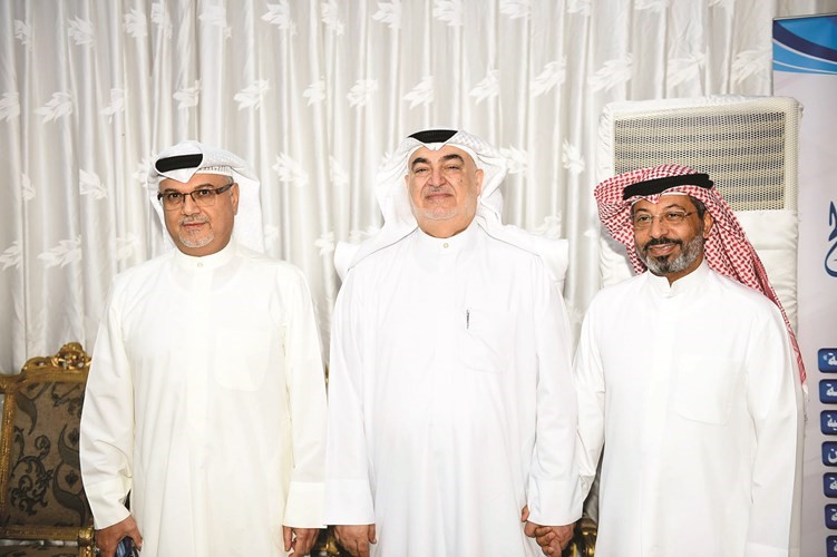 خليل الصالح متوسطا بعض أبناء الدائرة