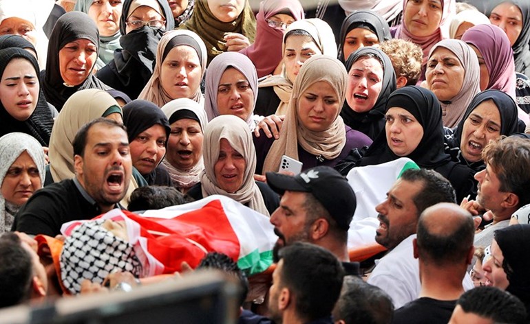 فلسطينيون يشيعون فتى قتل برصاص الاحتلال في الضفة الغربية	(أ.ف.پ)