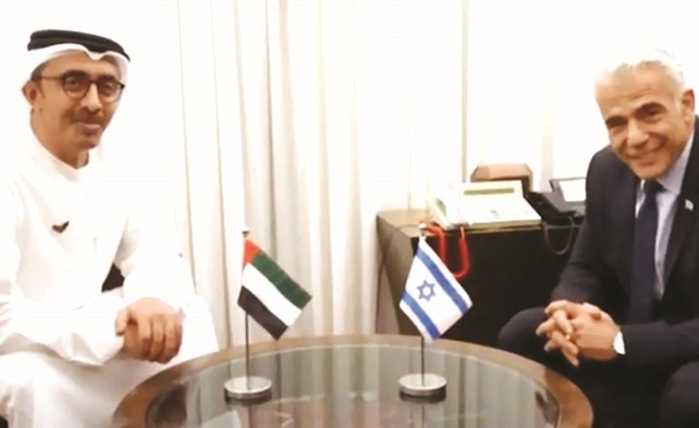 سمو الشيخ عبدالله بن زايد وزير الخارجية والتعاون الدولي الإماراتي خلال لقائه رئيس وزراء إسرائيل يائير لابيد (وام)
