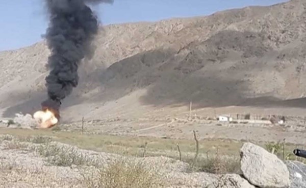 تصاعد الدخان خلال مواجهة عسكرية نشطة على الحدود القرغيزية الطاجيكية (رويترز)