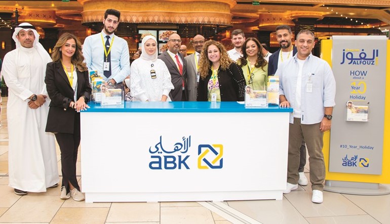 فريق عمل الأهلي في جناح البنك