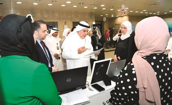 د. خالد السعيد يطلع على الخدمات الإلكترونية الحديثة التي تقدمها وزارة الصحة وبجواره د. عبدالله السند	(قاسم باشا)