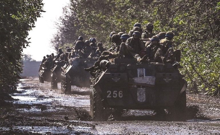 جنود أوكرانيون يتقدمون بآلياتهم المدرعة في نوفوسيليفكا أمس	(أ.ف.پ)
