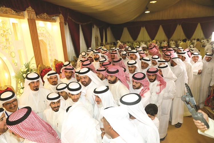 جانب من استقبال العازمي لأهالي الدائرة الخامسة